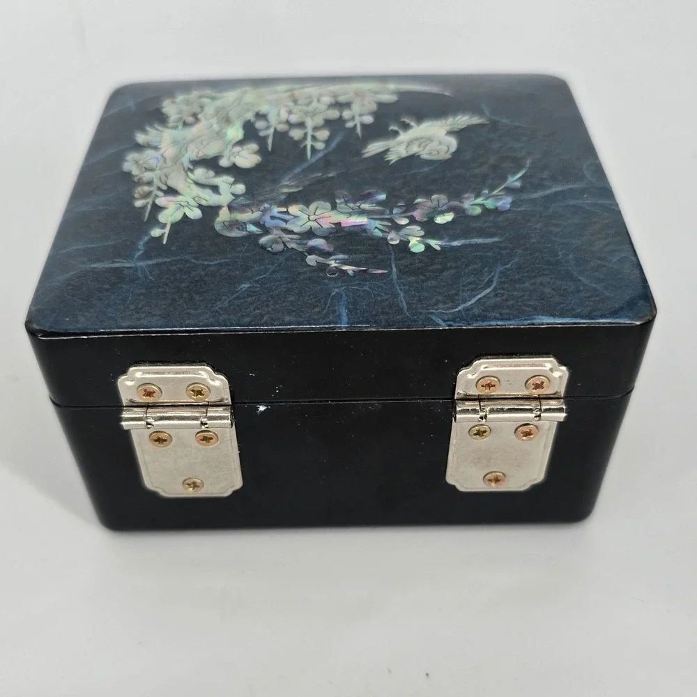 Vintage Korean Mother of Pearl Lacquer‎ Box Certified Artisan Turtle Clasp